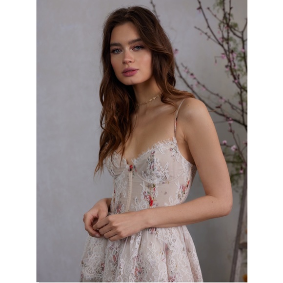 V. Chapman The Mia Dress in Natural Dainty Floral - Picture 3 of 16